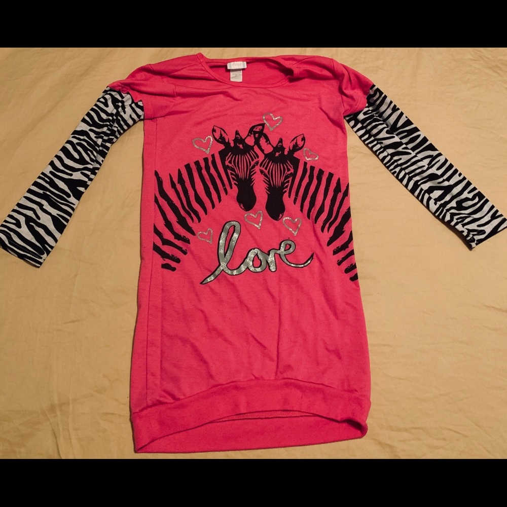 Girls nightgown 💗 super cute. Gently used. 🦓